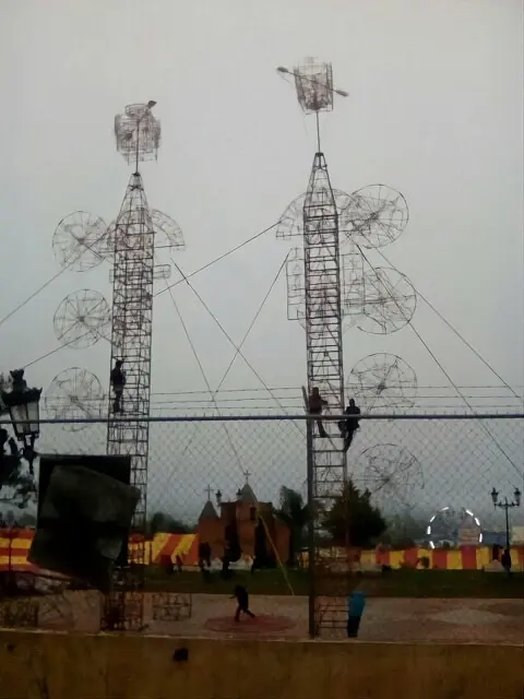 Castillo pirotécnico iluminando la noche