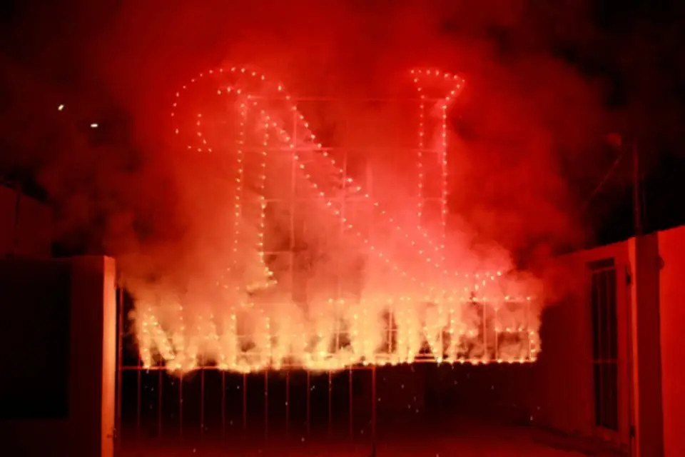 Detalle de un castillo de noche